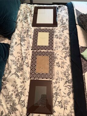 Pottery Barn Brown and Blue mix of pattern/solid glass frame set- Cadre